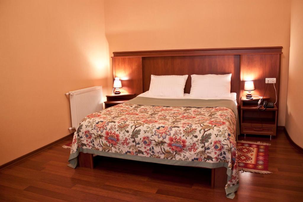 Astoria Hotel Тбилиси Стая снимка