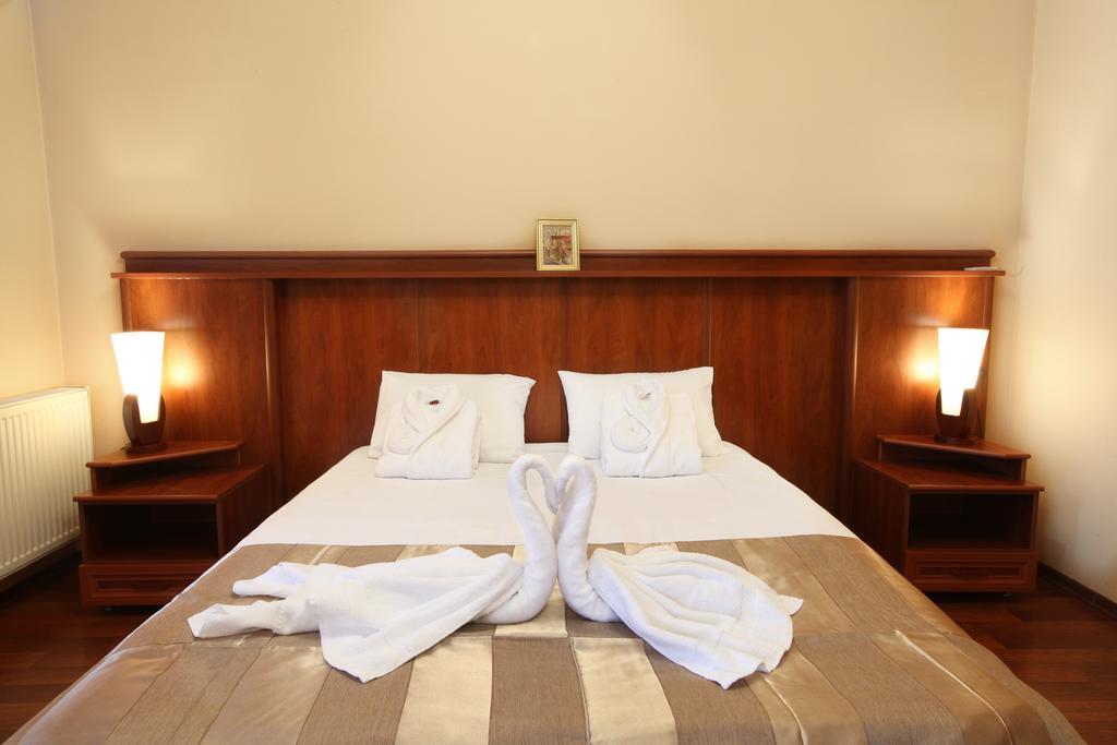 Astoria Hotel Тбилиси Екстериор снимка