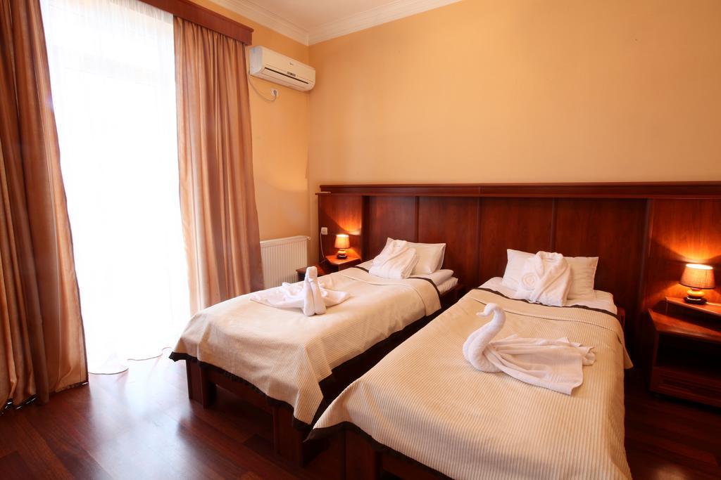 Astoria Hotel Тбилиси Екстериор снимка