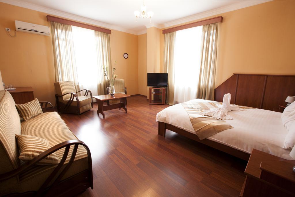 Astoria Hotel Тбилиси Екстериор снимка